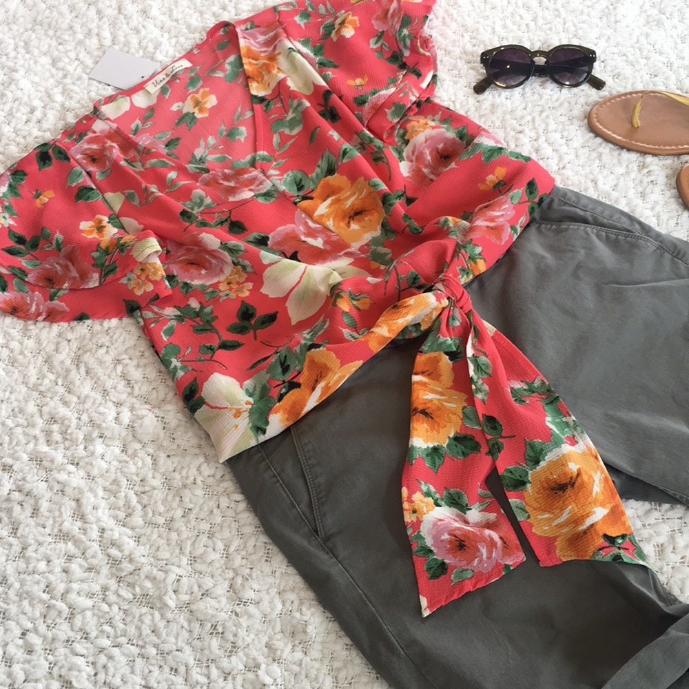 NWT Floral V-Neck Top w/Tiered Short Sleeves - Picture 16 of 16